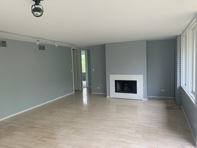 Building Photo - 715 Longwood Dr