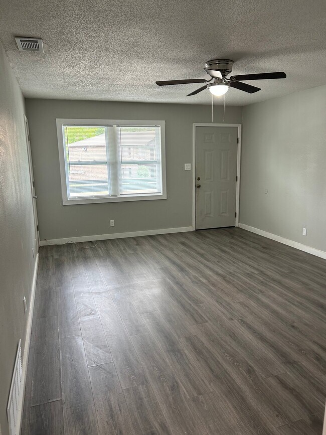 Foto del edificio - 2508 Oak Forest Dr