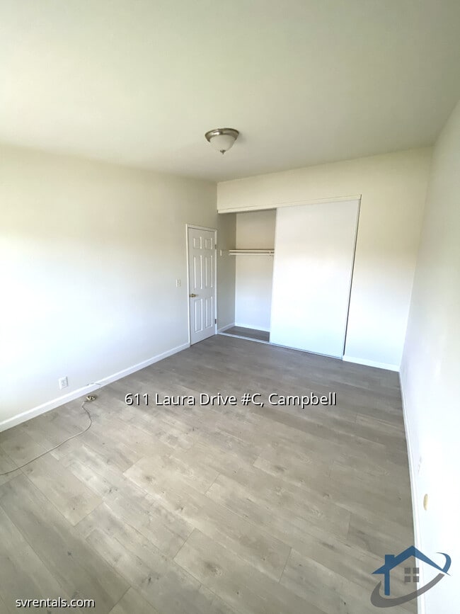 Foto del edificio - 611 Laura Dr