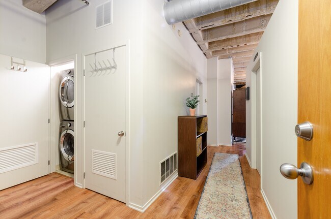 Building Photo - 811 S Lytle St