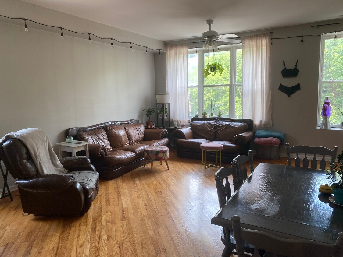 Living Room - 2242 N Leavitt St