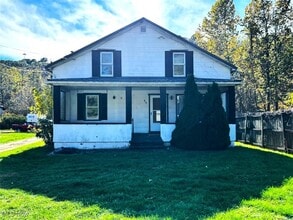 Building Photo - 828 Cove Rd