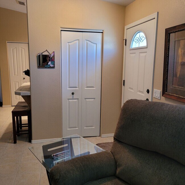 Foto del edificio - Furnished One Bedroom