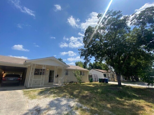 Foto del edificio - 2 bedroom/1 bath available for IMMEDIATE M...