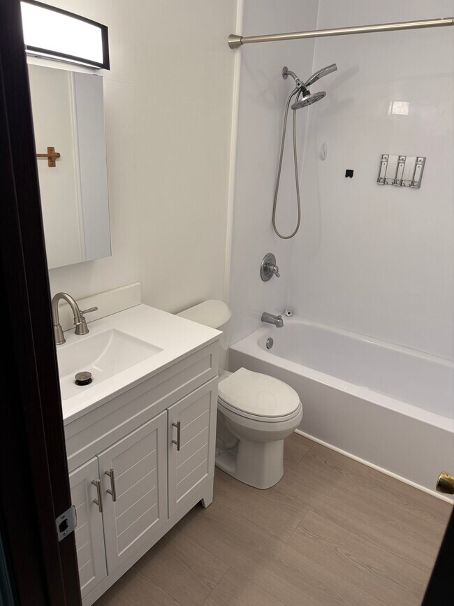 Baño nuevo en la planta superior - 832 Oakdale Rd
