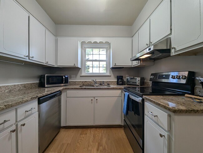 Building Photo - 3600 Chateau Dr