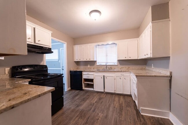 Building Photo - Newly updated!