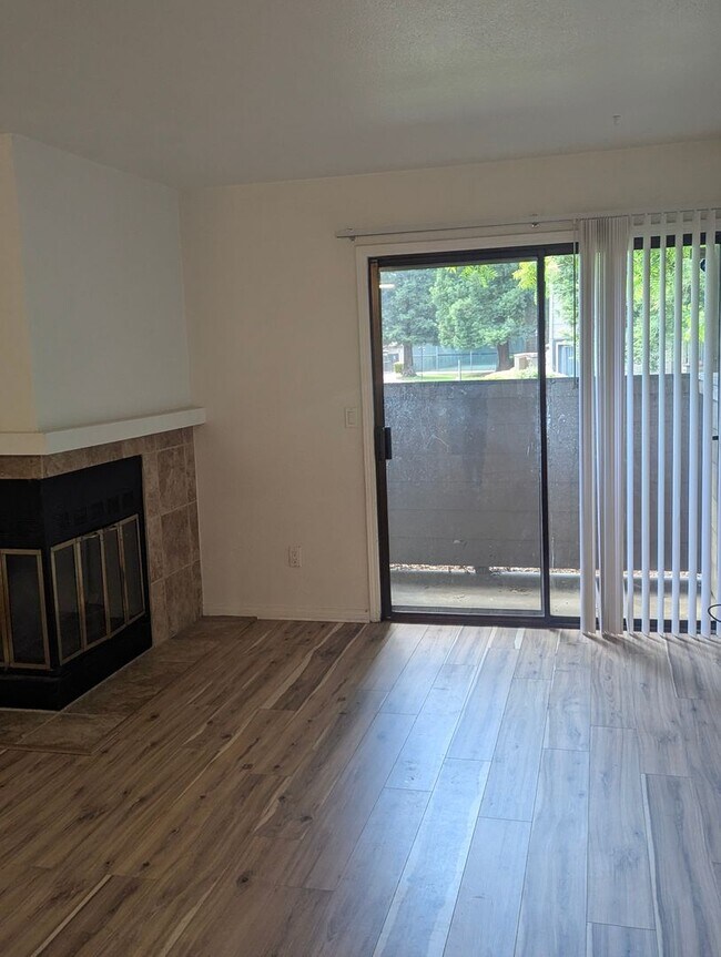 Building Photo - Very Nice Condo