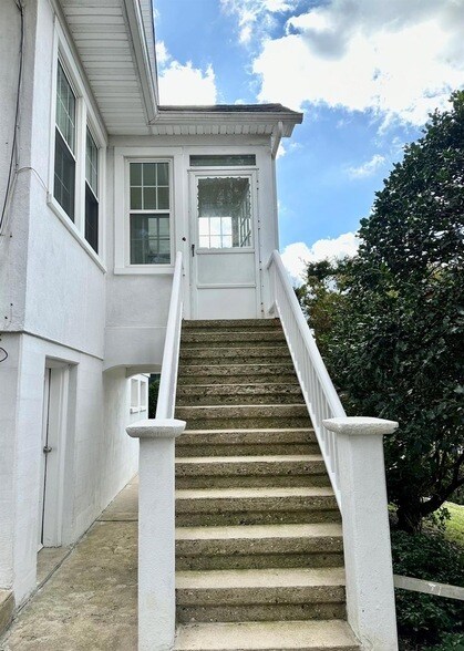 Building Photo - 128 Nethermont Ave