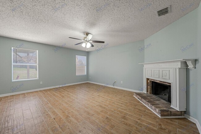 Foto del edificio - Spacious Living in Denton – Large Backyard...