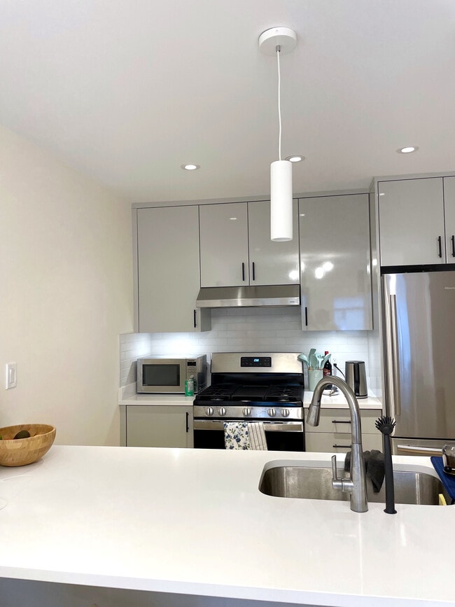 Building Photo - 282 E 18th Ave