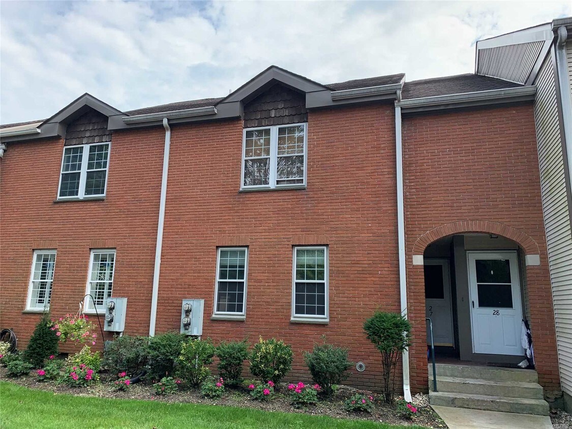 27 Greenmeadow Dr Unit 27, Babylon, NY 11702 Condo for Rent in