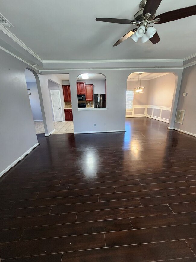 Foto del edificio - BEAUTIFUL 5 BEDROOM 3 BATHROOM HOUSE FOR RENT