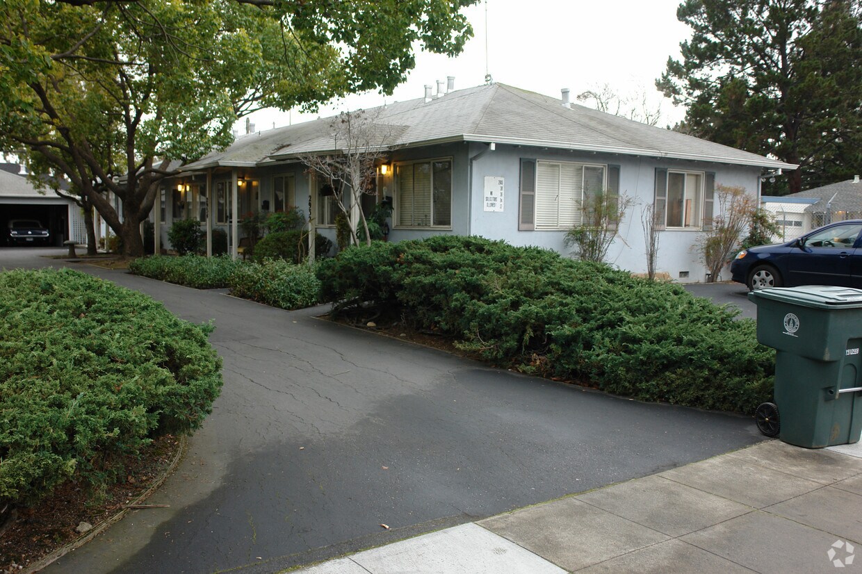 Primary Photo - 2932 Emerson St