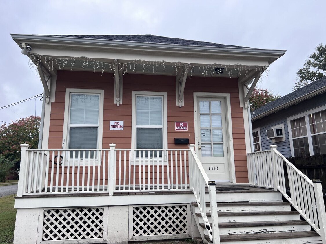 Primary Photo - Cute single family home with yard.