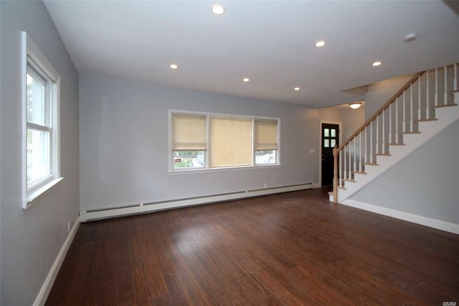 Building Photo - 851 Glen Dr