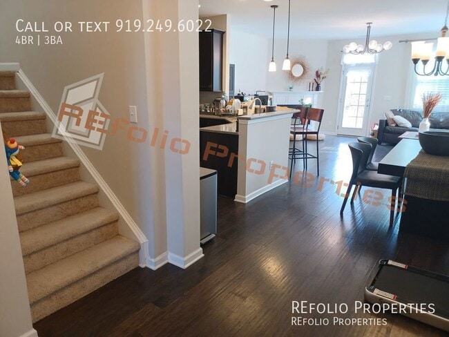 Building Photo - Great Location! 4BR 1-Car Garage End Unit ...
