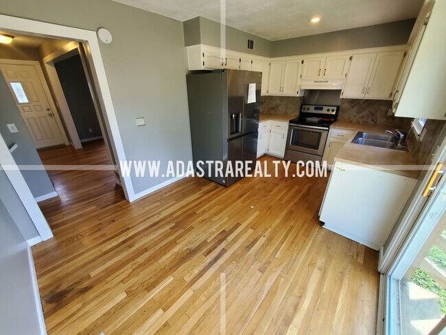 Building Photo - Beautiful Lenexa Duplex-Showing NOW!!