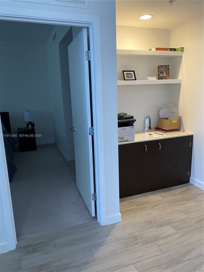 Building Photo - 999 SW 1st Ave