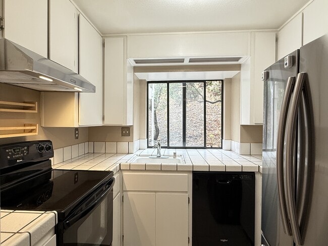 Building Photo - 77 Village Cir