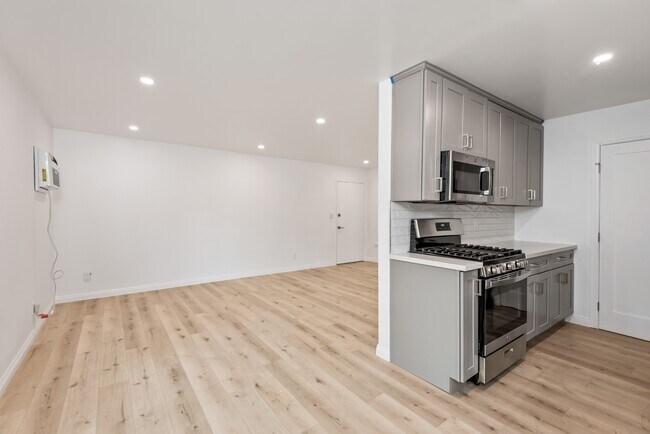 Building Photo - 1510 S St Andrews Pl