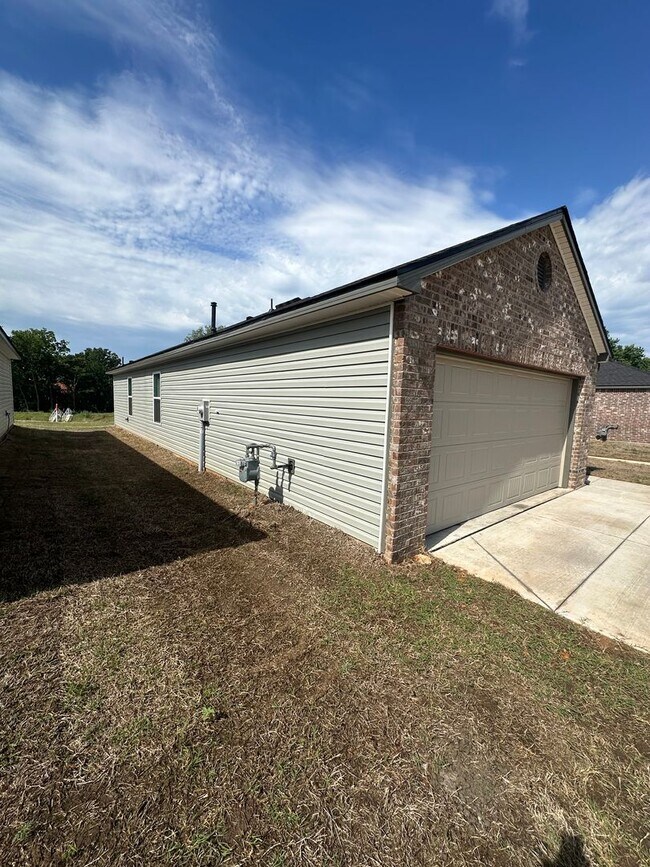 Foto del edificio - *Newly Built* 3 Bed 2 Bath 2 Car Garage