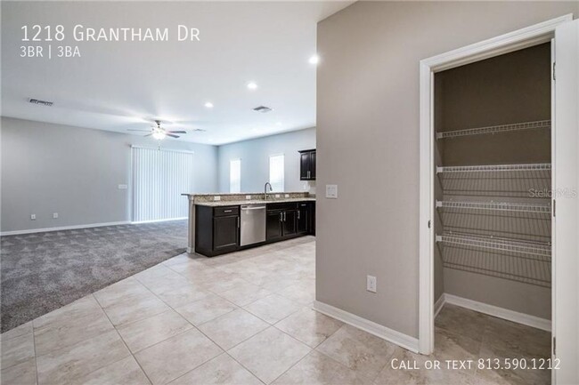 Building Photo - Beautifully Sarasota Townhome - Furnished ...