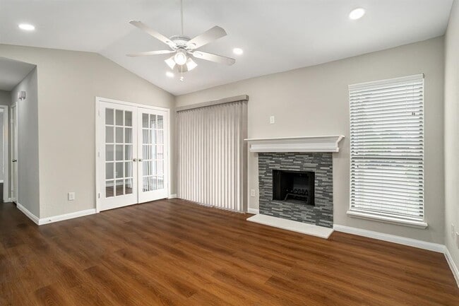 Building Photo - 2025 Augusta Dr