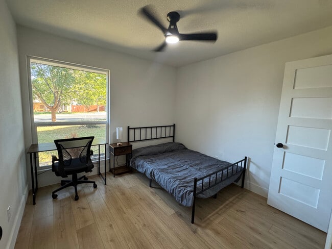 Foto del edificio - 10206 Oak Hollow Cir