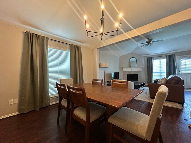 Foto del edificio - 1052 Windy Grove Ln