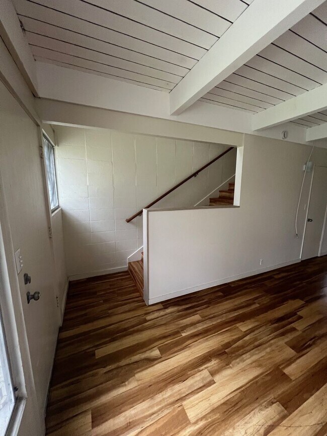 Foto del edificio - 2-bed 2-bath 1- parking Tropic Gardens Town House for rent!