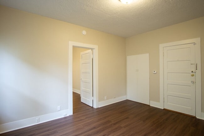 Building Photo - John's Landing: Updated Garden Level 1-Bed-Close to OHSU!