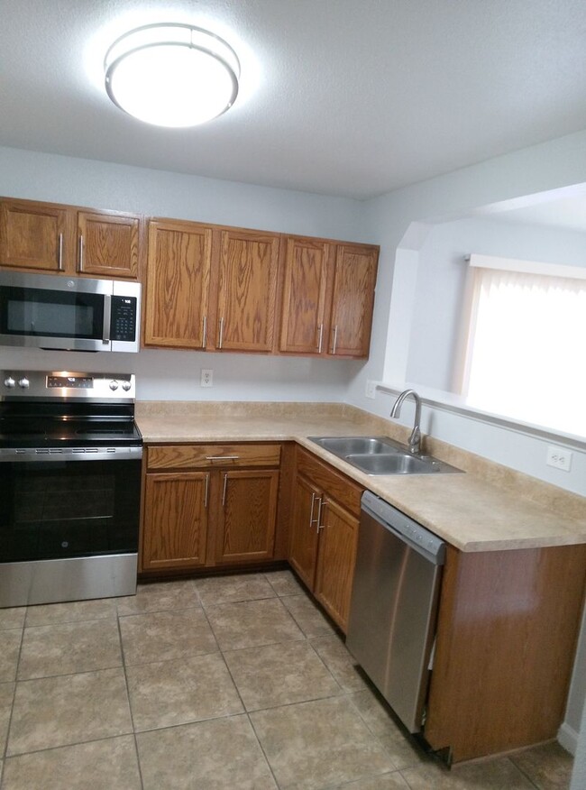 Building Photo - For Rent: Spacious 3-Bedroom Home in San A...