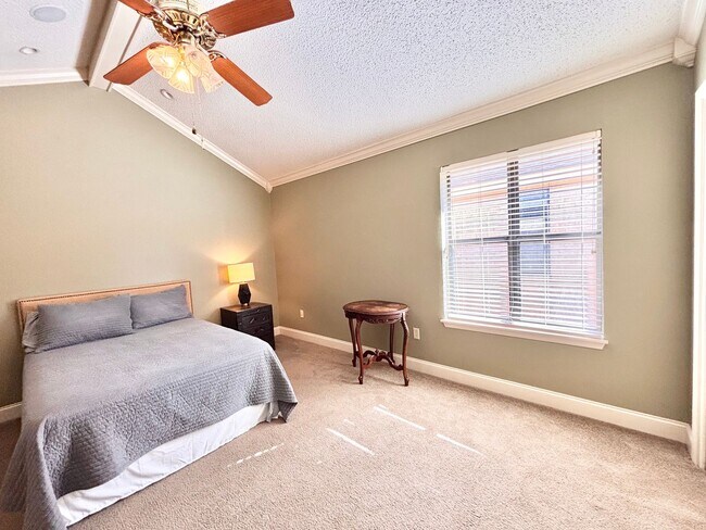 Foto del edificio - Furnished Condo with Community Pool and Ac...