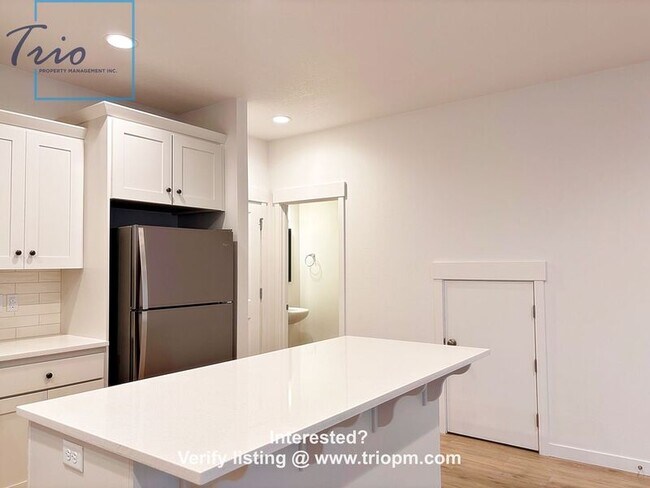 Foto del edificio - 2442 Brackenfern Rd