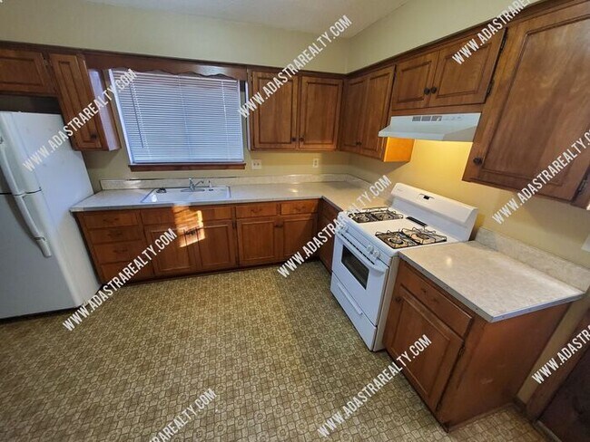 Building Photo - Duplex in Merriam-Available NOW!!!