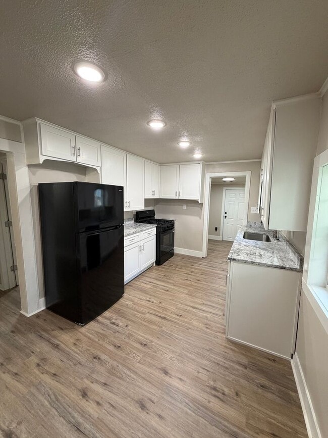 Building Photo - 3 Bedroom 1 Bath Home For Rent
