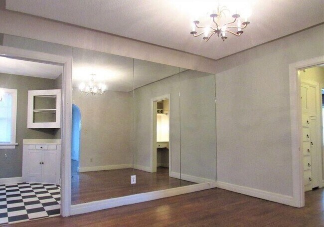 Foto del edificio - Large 2 Bedroom Duplex minutes from the Pl...