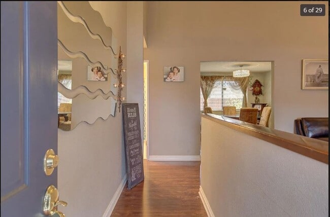 Foto del edificio - Charming 3-Bedroom Home with Vaulted Ceili...