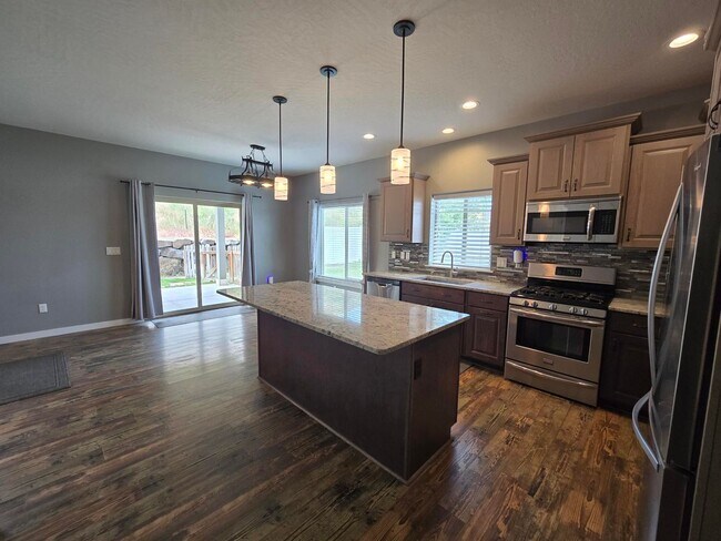 Building Photo - Large Home with Guest Suite!