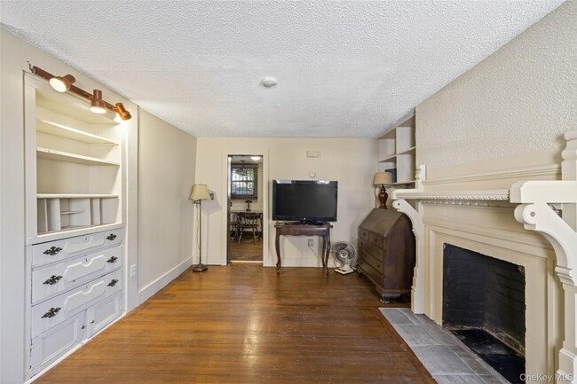 Building Photo - 17 E Parmenter St