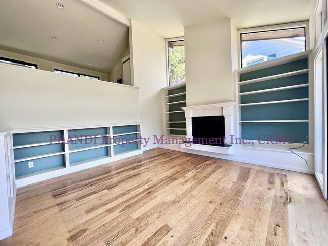 Foto del edificio - Split Level Condo Just Steps from Downtown