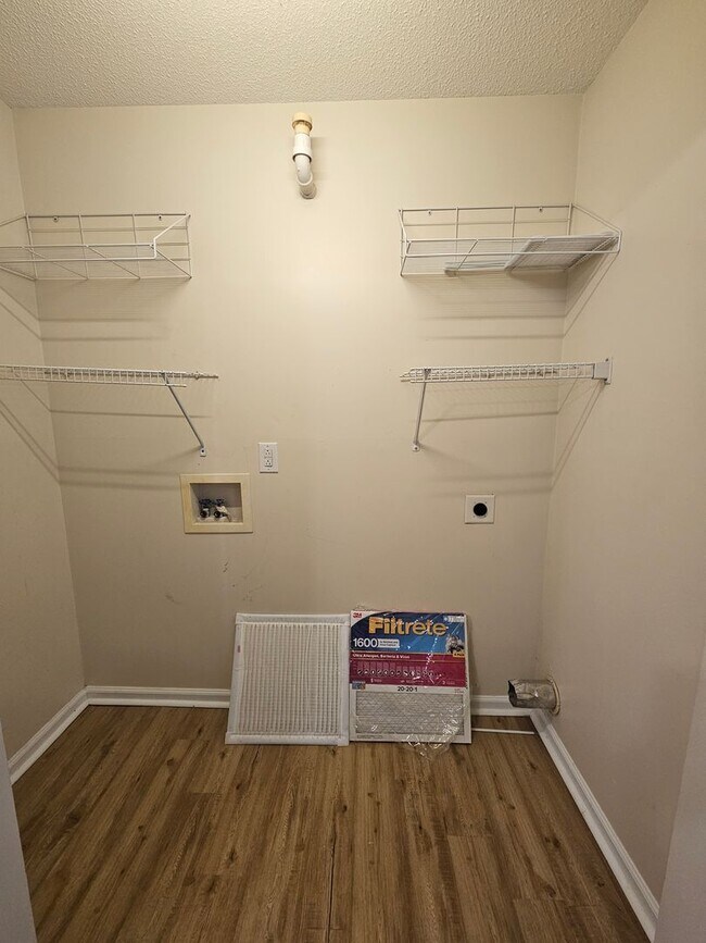 Foto del edificio - Well maintained Townhome w/ Large Yard