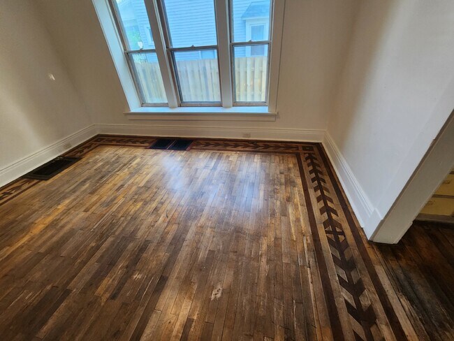 Foto del edificio - 4 Bedrooms 2 Kitchens & 2 Bathrooms