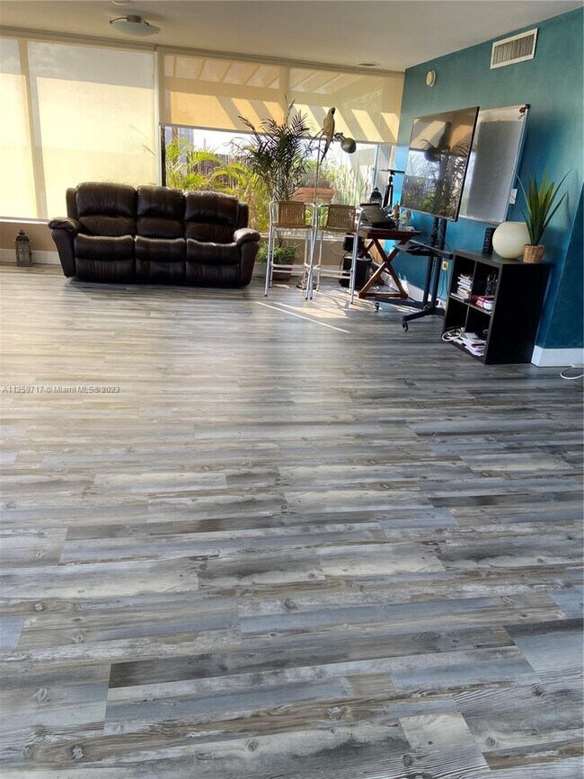 Foto del edificio - 2000 NE 135th St