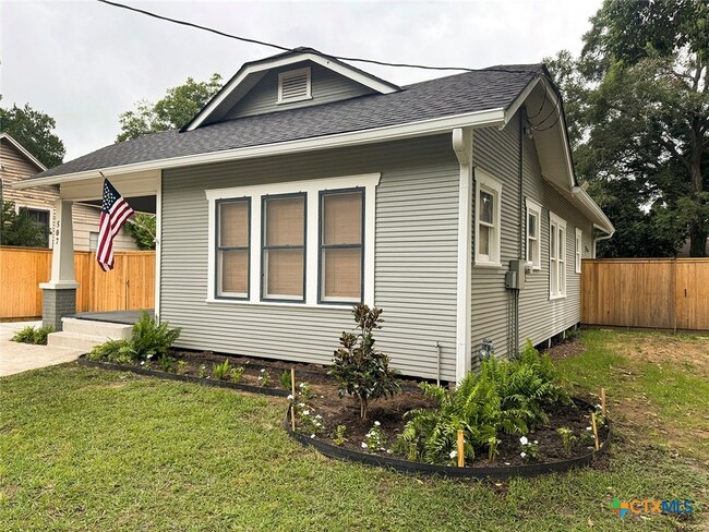 Building Photo - 507 W Brazos St