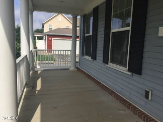 Building Photo - 4 br, 2.5 bath Apartment - 4220 E. Wilson st