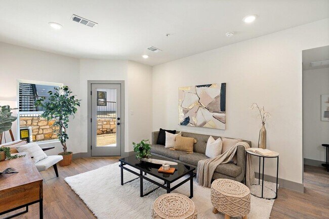 Foto del edificio - 2450 Wickersham Ln