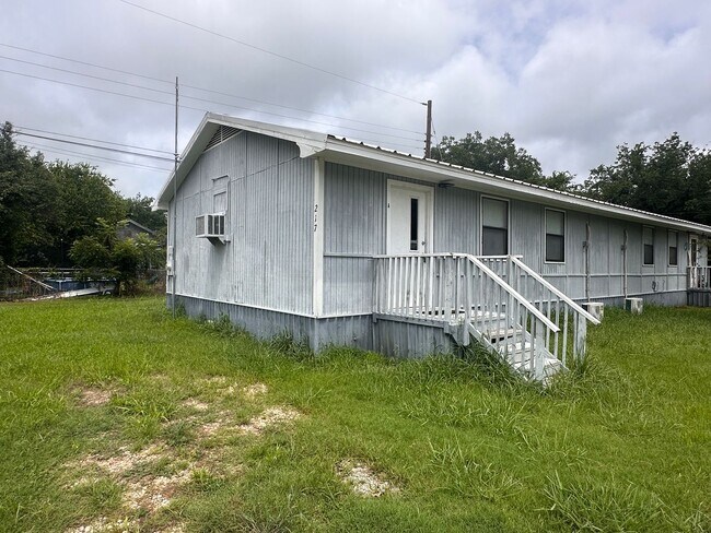 Foto del edificio - 2 bedroom 1 bath Duplex | Full Size Laundry Connections | Wood Floors