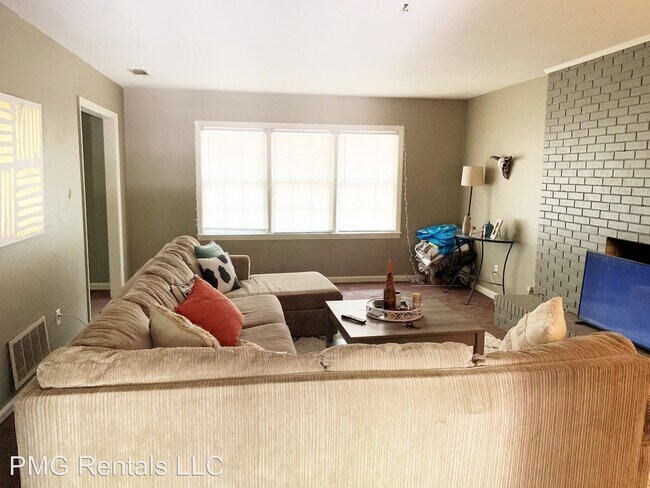 Building Photo - 4 br, 2 bath Room For Rent - 114 Forest Way